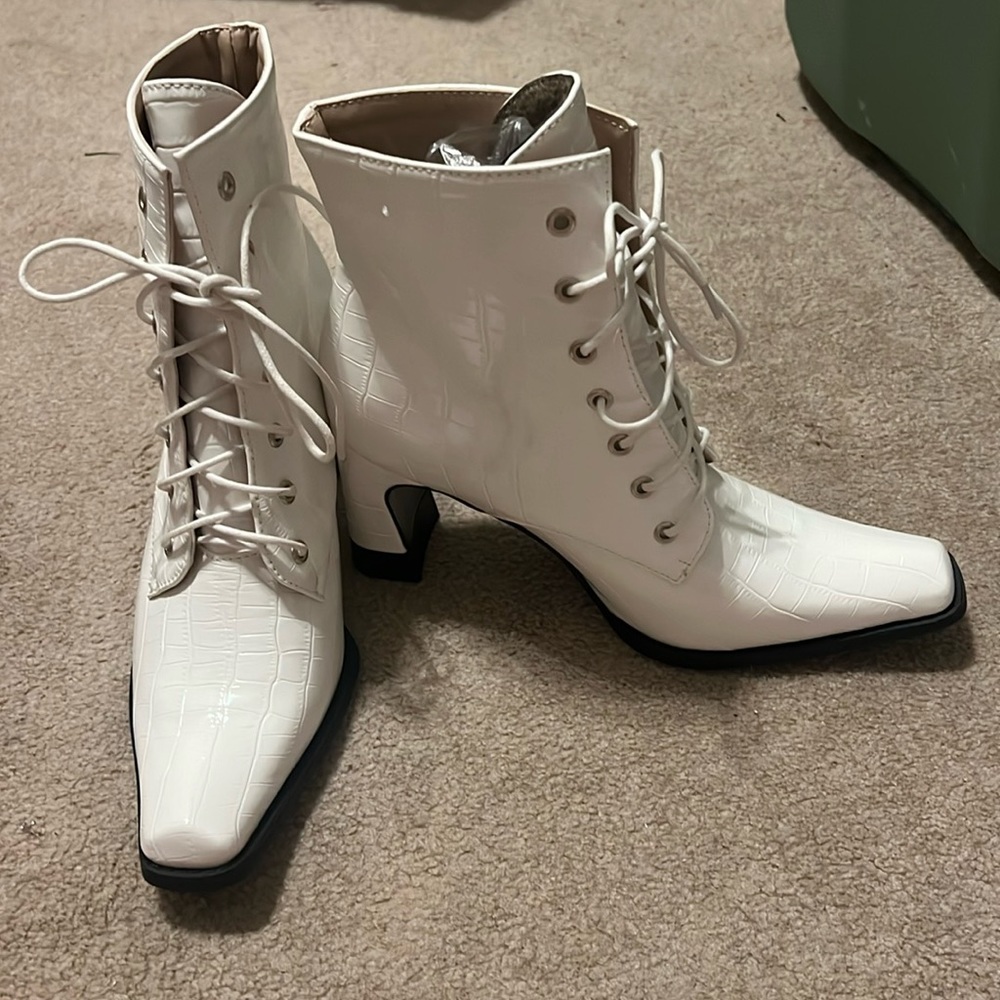 NEW white print lace up size 7 ankle boot